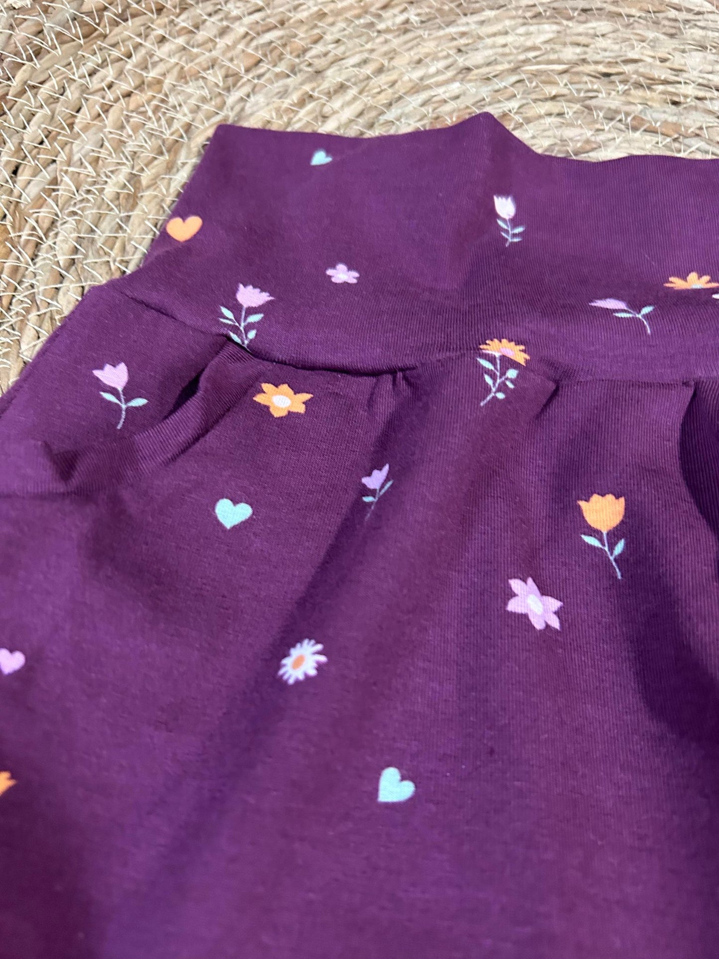 Le basique short mauve/fleurs 3-12 mois