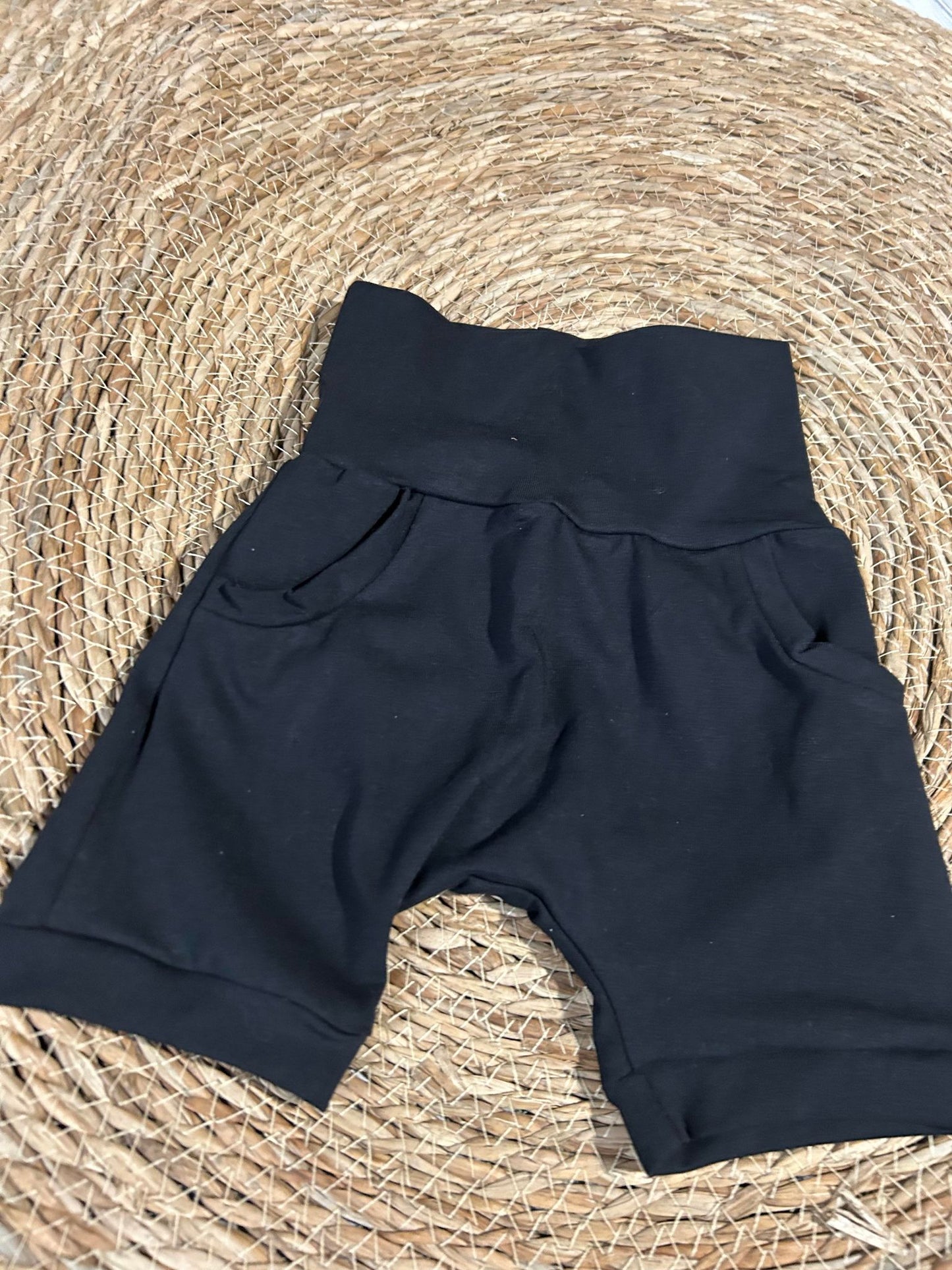 Le basique short noir