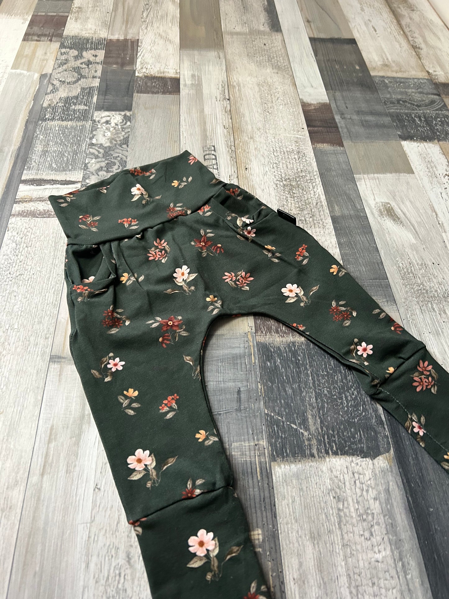 pantalon évolutif fleur sur fond vert forêt 3-12 mois