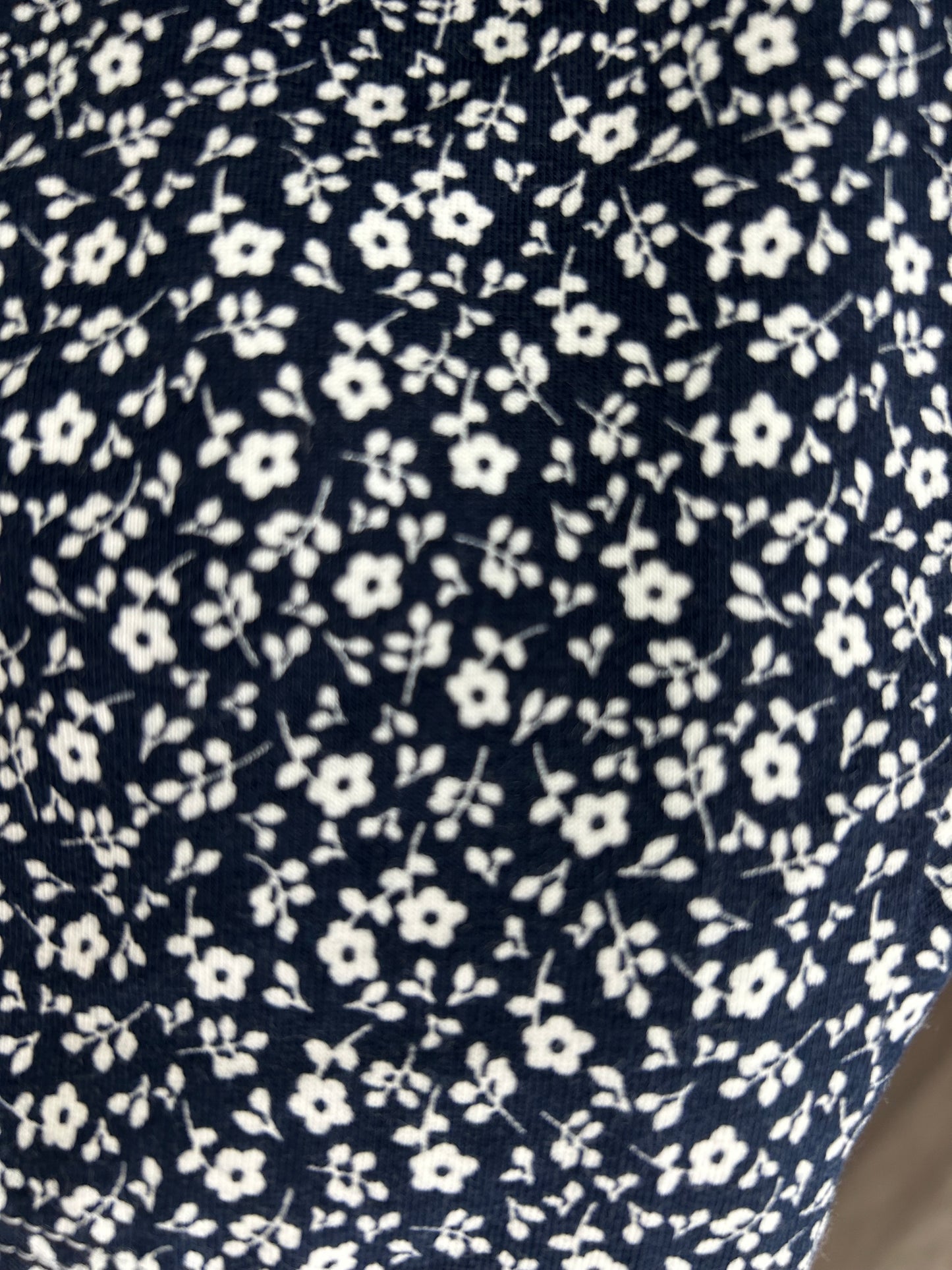 Chandail basique fleurs marine