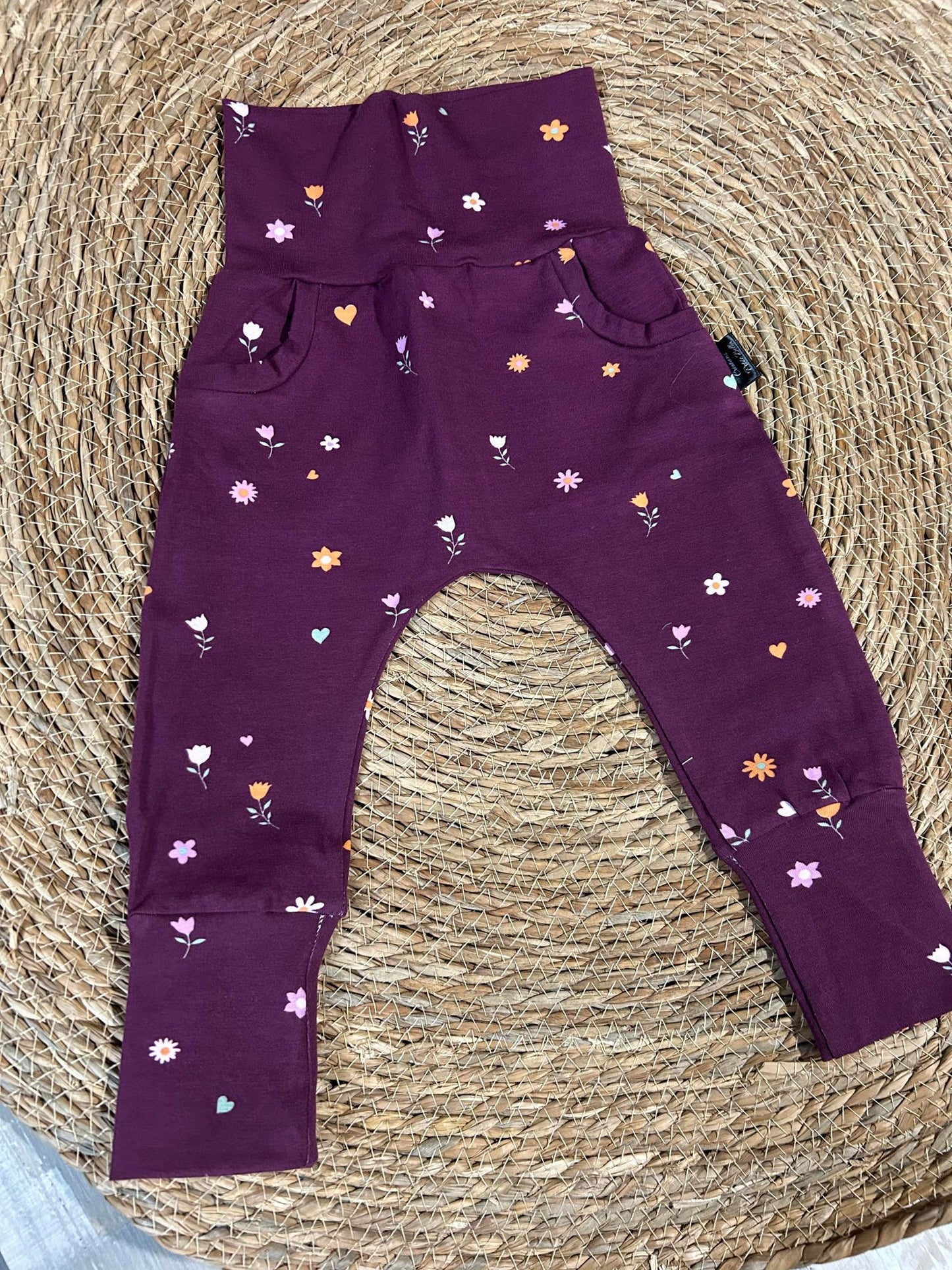 Le basique pantalons mauve/fleurs