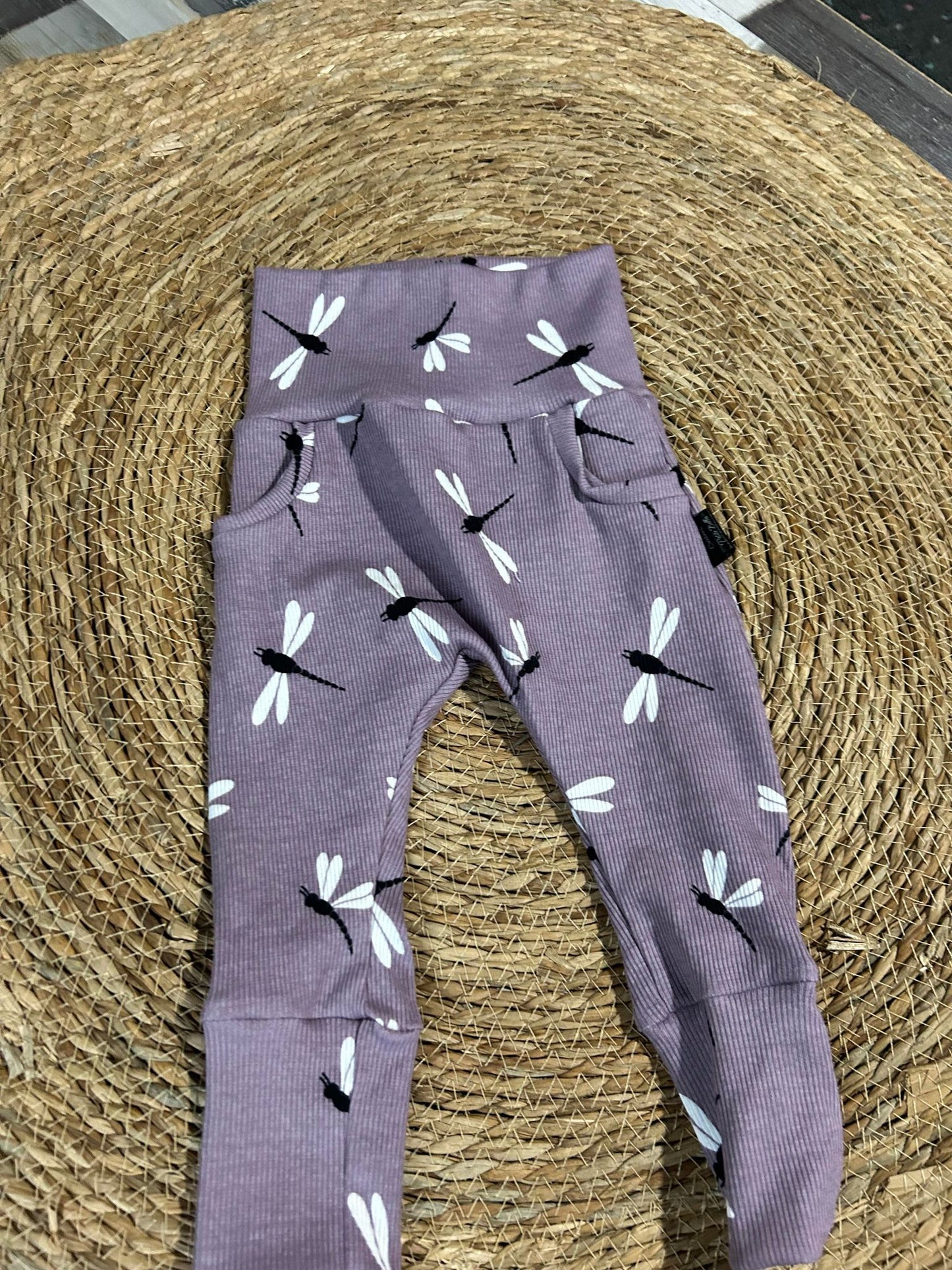 Le basique pantalons lilas libellule